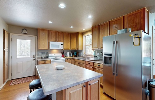 Payson House | Charming Retreat with Panoramic Views, Private Washer/Dryer & Free Internet