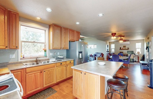 Payson House | Charming Retreat with Panoramic Views, Private Washer/Dryer & Free Internet