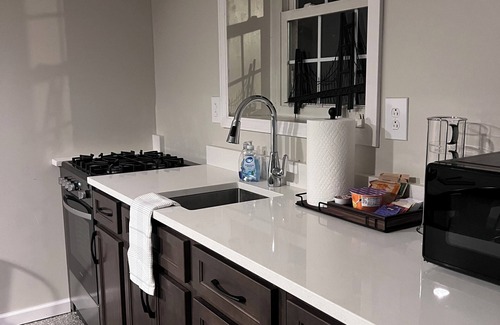 Coraopolis Apartment | Charming River Front 1-bedroom apartment in delightful Coraopolis with AC, WiFi