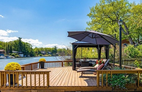 Wasaga Beach House | Charming riverside cottage, walk to beach