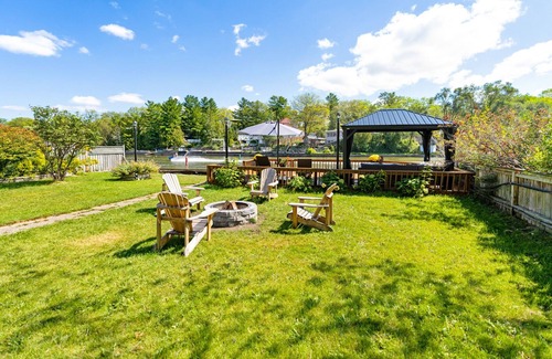 Wasaga Beach House | Charming riverside cottage, walk to beach