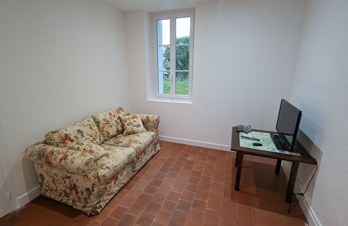 Sigloy Cottage | Charming Riverside Gîte: Family-friendly, Horse-friendly, Perfect for Cyclists