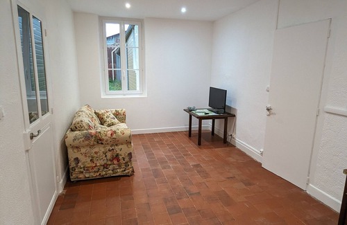 Sigloy Cottage | Charming Riverside Gîte: Family-friendly, Horse-friendly, Perfect for Cyclists