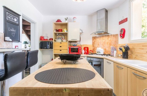 Tribehou Cottage | Charming riverside house with garden, pets allowed