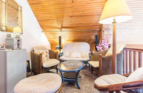 Tribehou Cottage | Charming riverside house with garden, pets allowed