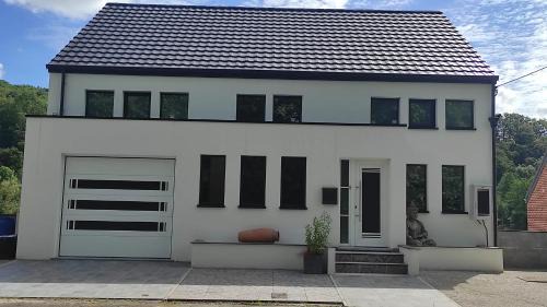 Hastiere House | Charming Riverside House with Jacuzzi and Gym