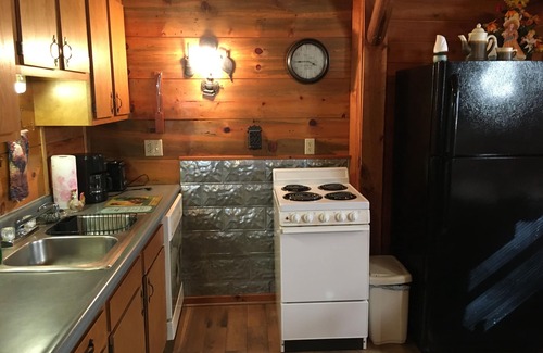 Frenchburg House | Charming rustic cottage in a beautiful wooded area