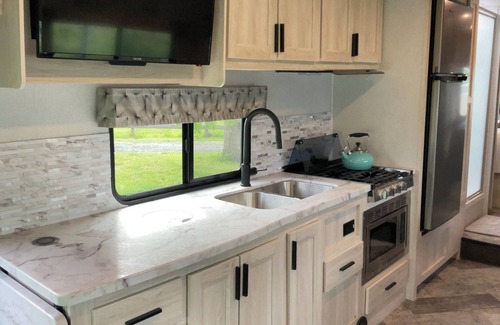 Redmond House | Charming RV with AC in Redmond - Getaway in the Heart of Central Oregon