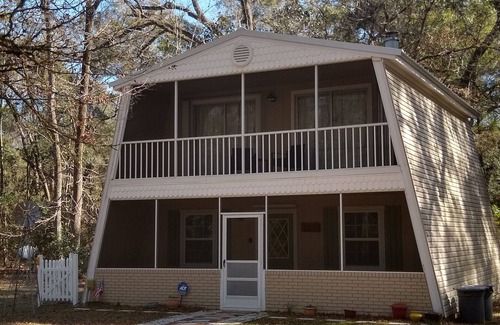 Fort White Cottage | Charming Santa Fe River Cottage - 10-15 min from 3 of FLA's most popular springs