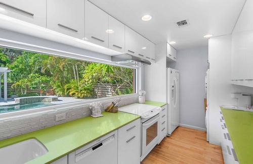 Indian Beach Sapphire Shores House | Charming Sapphire Shores Bungalow with Backyard Oasis