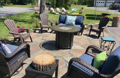 Saratoga Springs Apartment | Charming Saratoga Lake Rental, minutes from Saratoga and the track. Sleeps 3