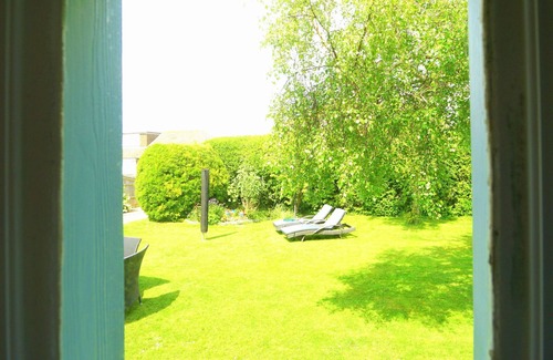 Selsey House | Charming Seaside Home, Full of Character (Old railway carriages) Pet Friendly,