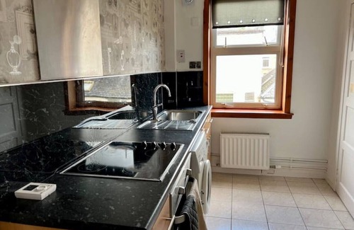 Dundee Apartment | Charming Seaside home. sleeps 4 with free parking