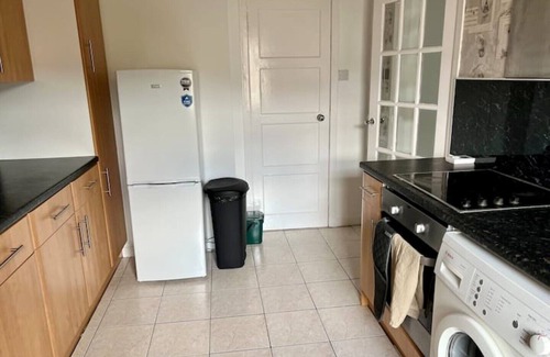 Dundee Apartment | Charming Seaside home. sleeps 4 with free parking