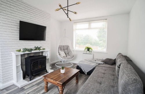Blackburn House | Charming Semi with KingBed and Cozy Interiors