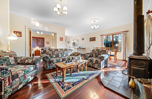 Leura Cottage | Charming South Leura Mall Cottage with log fire