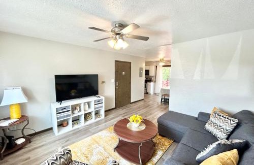Marion Apartment | Charming & Spacious Apartment with Deck