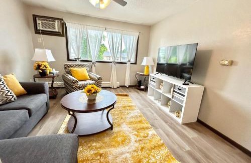 Marion Apartment | Charming & Spacious Apartment with Deck
