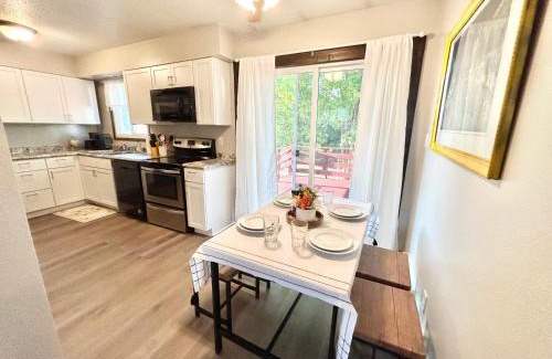 Marion Apartment | Charming & Spacious Apartment with Deck