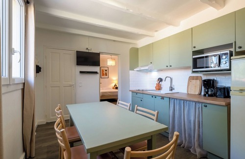La Roque-sur-Pernes Condo | Charming stone house in a tourist residence