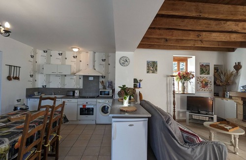 Perassay Cottage | Charming Stone House with Terrace, Kids’ Playground, and Equestrian Space in Scenic Berry