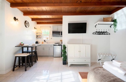 El Monte House | Charming Studio Getaway: Queen Bed, Bathtub, Fast Internet, Patio under a Lemon Tree, On-Site Laundry, and Gated Parking.