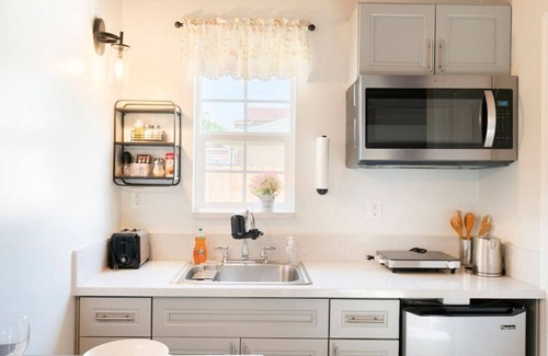 El Monte House | Charming Studio Getaway: Queen Bed, Bathtub, Fast Internet, Patio under a Lemon Tree, On-Site Laundry, and Gated Parking.