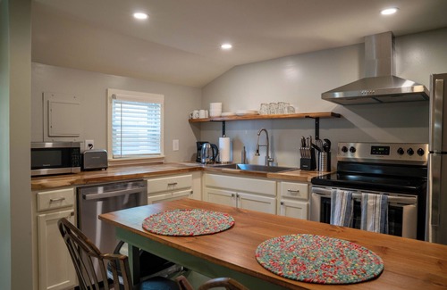 Winston - Salem Apartment | Charming studio in fabulous Winston-Salem with AC, WiFi