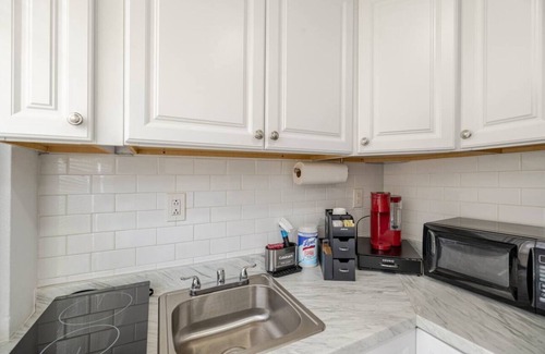 Town N County Park Apartment | Charming studio in terrific Tampa with WiFi, AC