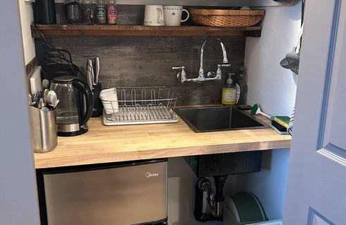 Thousand Oaks Apartment | Charming Studio under Majestic Oaks in Beautiful Country Setting