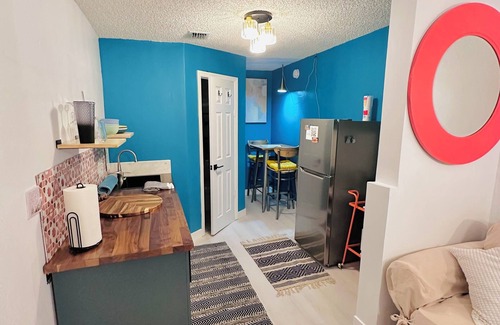Southwest Apartment | Charming Studio in Great Location, under 10 minutes to beach, downtown, airport
