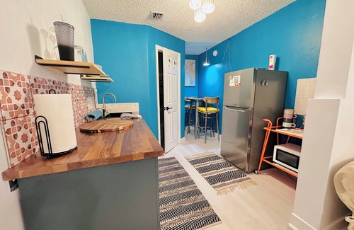 Southwest Apartment | Charming Studio in Great Location, under 10 minutes to beach, downtown, airport