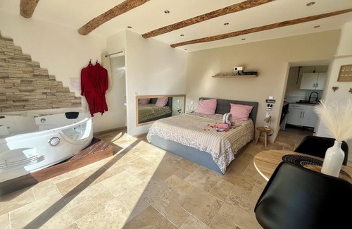 Beaux Other | Charming studio with jacuzzi in the heart of nature.