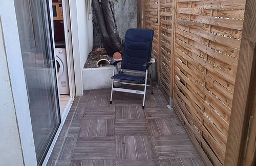 Saint Maurice Apartment | Charming Studio with Private Terrace in a Quiet Area - Urban Escape Guaranteed!