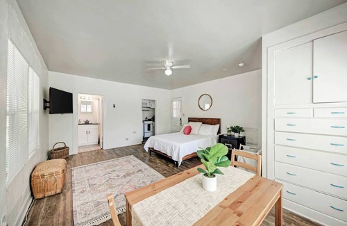 West Campus Apartment | Charming studio with WiFi and AC in Austin