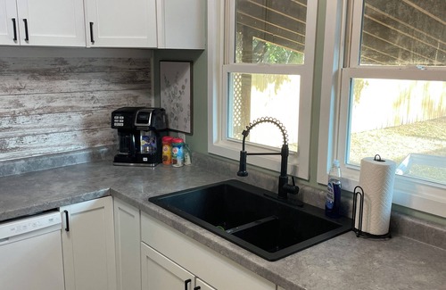 Winfield House | Charming & Stylish 2-bedroom house with free WiFi in Winfield