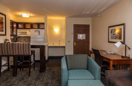 Northwest Colorado Springs Condo | Charming Suite in Colorado Springs, Great for Business Travel! Pool Access