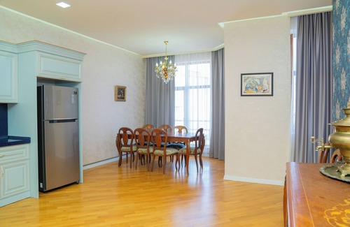 Baku Old Town Apartment | Charming & Sunny Apartment with Balcony – Family-Friendly, Quiet, Great Location