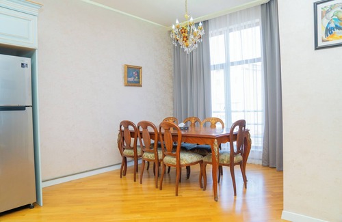 Baku Old Town Apartment | Charming & Sunny Apartment with Balcony – Family-Friendly, Quiet, Great Location