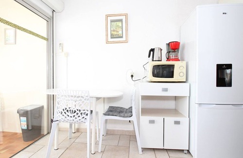 Balaruc-les-Bains Apartment | Charming T1 Apartment with A/C, 100m from Thermal Baths, Fully Equipped Kitchen, Private Loggia