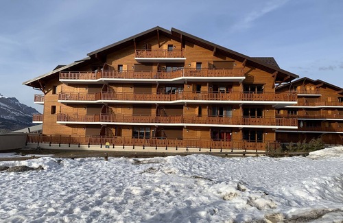 Le Devoluy Apartment | Charming T3 in a residence close to the slopes and shops South-facing balcony