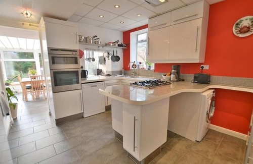 Bournemouth City Centre House | Charming Three Bedroom Garden Apartment - With Parking