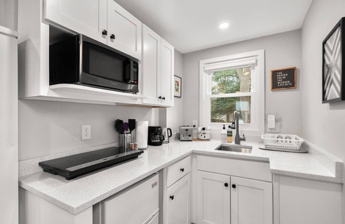 White Oak Cottage | Charming Tiny House 1 Bedroom Suite in lovely Silver Spring with WiFi, AC