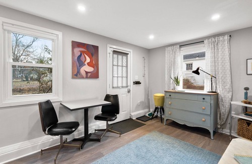 White Oak Cottage | Charming Tiny House 1 Bedroom Suite in lovely Silver Spring with WiFi, AC