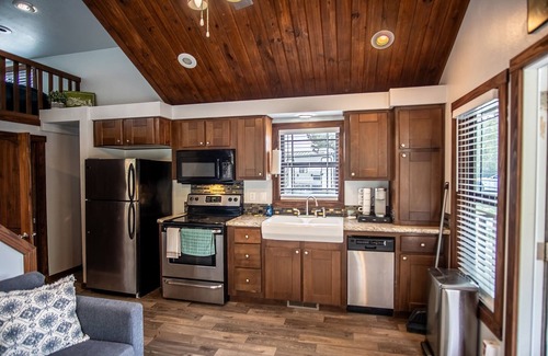 Lampasas Cabin | Charming Tiny House Near Lake & Springs