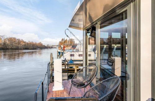 Municipality of Wijdemeren Apartment | Charming Tiny Houseboat Escape Near Amsterdam by Weltevreden Experience
