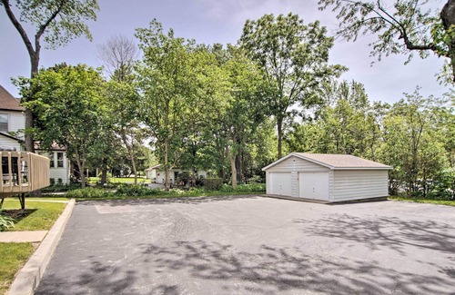 Gurnee House | Charming Townhome < 6 Mi Lake Michigan Beach!