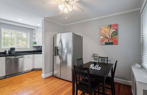Potomac West House | Charming Townhouse Retreat by CozySuites