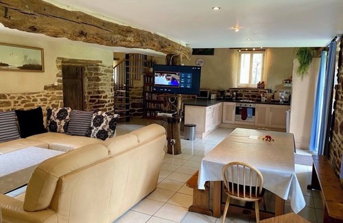 Lengronne House | Charming Traditional Gite with WiFi in Lengronne - 5 bedrooms available