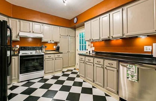Montreat House | Charming Updated 1920's Cottage - Perfect for Groups and Families